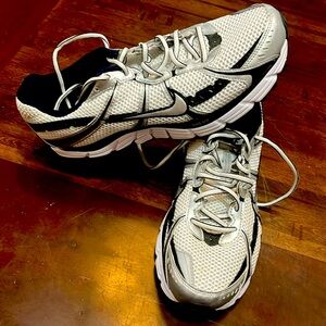 Nike Pegasus 25
Men's 10.5 US/9.5 UK
White/Silver/Black
New - No Box